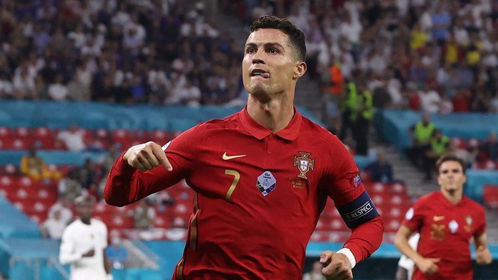 (FILES) In this file photo taken on June 23, 2021 Portugals forward Cristiano Ronaldo celebrates after scoring a second penalty kick during the UEFA EURO 2020 Group F football match between Portugal and France at Puskas Arena in Budapest on June 23, 2021. - Manchester United announced on Friday they have reached a deal to re-sign Cristiano Ronaldo from Juventus, 12 years after he left Old Trafford for Real Madrid. (Photo by BERNADETT SZABO / POOL / AFP)