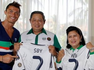 Melihat Lagi Momen SBY Terima Jersey Ronaldo dan Tanam Mangrove Bareng