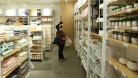 Gerai kelima IUIGA yang berlokasi di PIM 1 lantai 2 ini juga membawa teknologi self-checkout yang memungkinkan pelanggan untuk melakukan pembayaran barang melalui HP. 