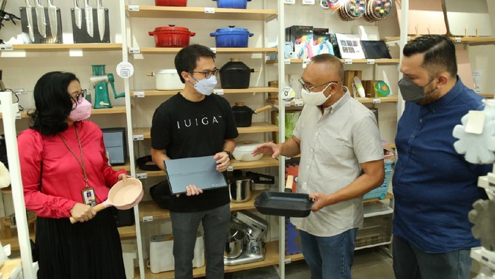 Teknologi self-checkout memungkinkan pelanggan untuk melakukan pembayaran barang melalui HP demi mengurangi risiko penyebaran COVID-19 di masa Pandemi.