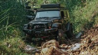 Menanjaki jalur perbukitan, menyusuri sungai, melewati jalur bebatuan menadi salah satu trip wisata yang cukup menantang untuk di lalui.