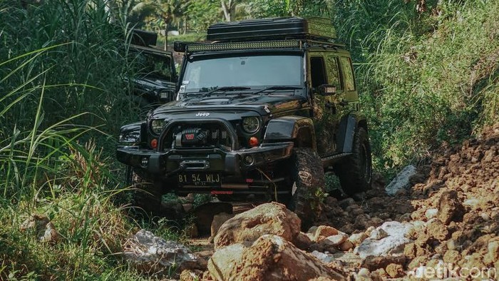 Seru Banget! Offroad dan Camping dengan Jeep di Yogya Menikmati jalur ekstrem menggunakan jeep sekaligus camping menjadi pengalaman yang menarik. Semua ini bisa Otolovers dapatkan di Yogya lho. Penasaran?