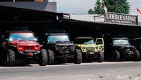 Untuk menikmati offroad dan camping ini tidak harus memiliki jeep tapi bisa dengan menyewa mobil-mobil yang disewakan lengkap dengan pemandunya.