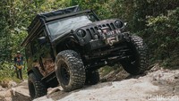 Menikmati jalur-jalur ekstrem menggunkan mobil jeep merupakan pengalaman yang menarik dan bermain dengan andrenlin yang tinggi.