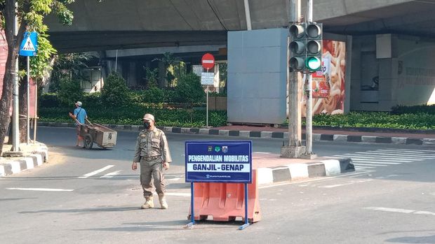 Situasi penjagaan di titik masuk kawasan ganjil genap Jalan Rasuna Said