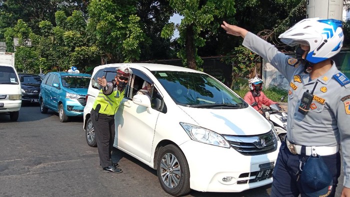 Situasi penjagaan di titik masuk kawasan ganjil genap Jalan Rasuna Said