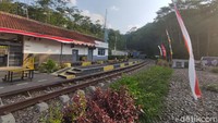Tak jauh dari terowongan, ada Stasiun Lampegan. Konon, nama Lampegan berasal dari kejadian saat terowongan Lampegan dibangun. Ketika pembangunan, terjadi dialog antar para pekerja, Lamp pegang atau Lamp aan yang berarti nyalakan atau pegang lampunya. (Ismet Selamet/detikTravel)