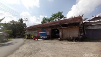 Namun itu dulu, sekarang kondisi stasiun kereta api Pangandaran sangat memprihatinkan. Lebih mirip bangunan rumah hantu dibanding stasiun. Padahal Stasiun KA Pangandaran ini sangat strategis bagi denyut kehidupan masyarakat setempat. (Faizal Amiruddin/detikTravel)