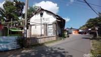 Selanjutnya, para turis Bule itu melanjutkan perjalanan dengan menjelajahi Pangandaran dan perkampungan warga dengan menumpang becak. Para turis ini memang memiliki minat khusus terhadap jalur kereta api Banjar - Pangandaran. (Faizal Amiruddin/detikTravel)
