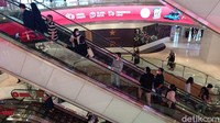Berdasarkan aplikasi peduli lindungi pukul 14.17 sebanyak 8.351 orang berada di Grand Indonesia dari total kapasitas 140.238 selama PPKM Level 3.