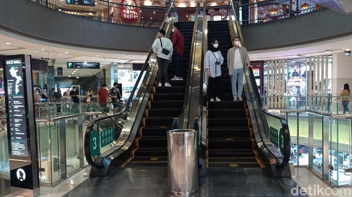 Suasana Grand Indonesia yang Cukup Ramai saat Weekend Berdasarkan aplikasi peduli lindungi pukul 14.17 sebanyak 8.351 orang berada di Grand Indonesia dari total kapasitas 140.238 selama PPKM Level 3.