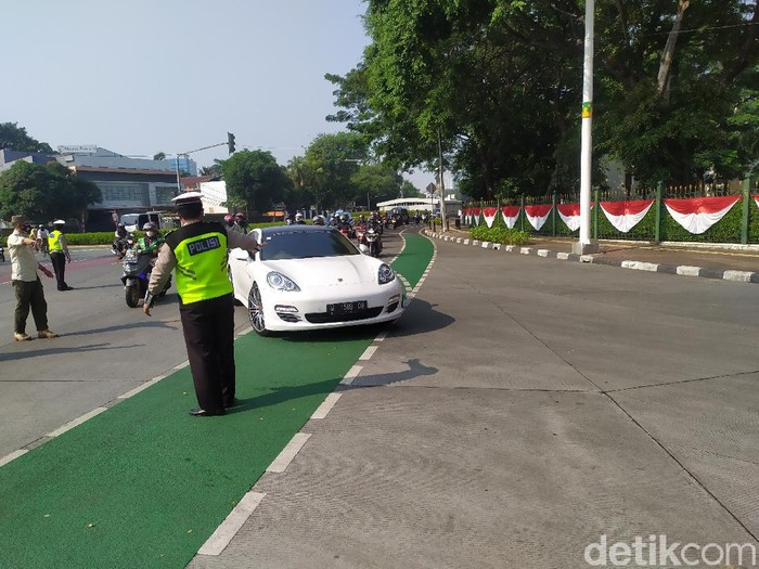 Suasana pembatasan ganjil genap di Bundaran Senayan, Jl Jenderal Sudirman, Jakarta Selatan, 28 Agustus 2021, pagi. (Kadek Melda L/detikcom)