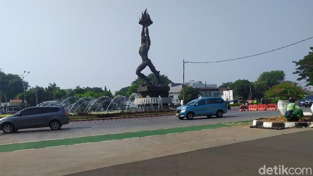 Suasana pembatasan ganjil genap di Bundaran Senayan, Jl Jenderal Sudirman, Jakarta Selatan, 28 Agustus 2021, pagi. (Kadek Melda L/detikcom)