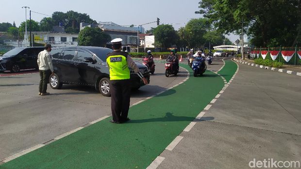Suasana pembatasan ganjil genap di Bundaran Senayan, Jl Jenderal Sudirman, Jakarta Selatan, 28 Agustus 2021, pagi. (Kadek Melda L/detikcom)