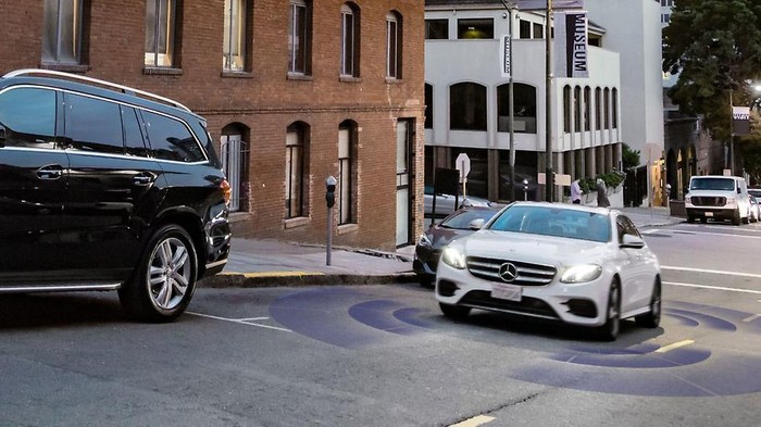 Teknologi pendeteksi lubang dan polisi tidur Mercedes-Benz