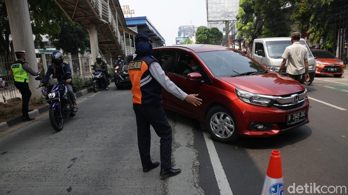 Terkini! Suasana Titik Gage di Jl Rasuna Said Polisi menetapkan tiga ruas jalan utama untuk pemberlakuan ganjil-genap di masa PPKM level 3. Salah satu titik ganjil-genap baru, yaitu di Jalan Rasuna Said.