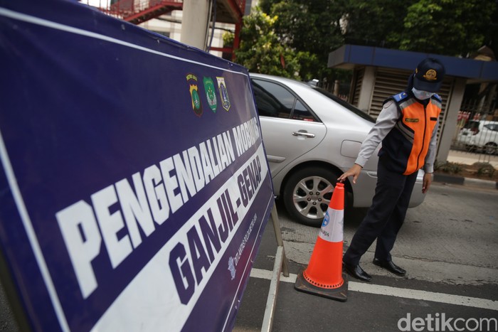Polisi menetapkan tiga ruas jalan utama untuk pemberlakuan ganjil-genap di masa PPKM level 3. Salah satu titik ganjil-genap baru, yaitu di Jalan Rasuna Said.