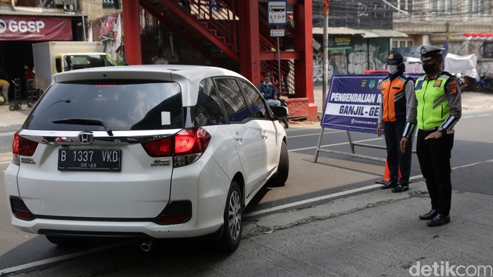Polisi menetapkan tiga ruas jalan utama untuk pemberlakuan ganjil-genap di masa PPKM level 3. Salah satu titik ganjil-genap baru, yaitu di Jalan Rasuna Said.
