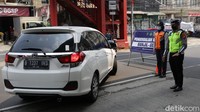 Meski begitu, polisi menyebut akan kembali mengkaji penerapan sanksi bagi pelanggar ganjil genap pekan depan. Ada dua opsi sanksi yang akan dikaji para pihak, yakni denda tilang atau diputar balik.