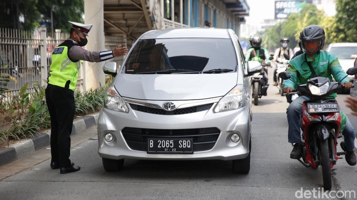 Polisi menetapkan tiga ruas jalan utama untuk pemberlakuan ganjil-genap di masa PPKM level 3. Salah satu titik ganjil-genap baru, yaitu di Jalan Rasuna Said.