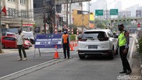 Pantauan detikcom di Jalan Rasuna Said, Jakarta Selatan, petugas mulai melakukan penyekatan ganjil genap di ujung underpass Mampang arah Rasuna Said.