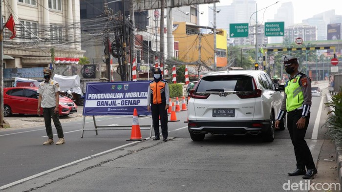 Terkini! Suasana Titik Gage di Jl Rasuna Said Polisi menetapkan tiga ruas jalan utama untuk pemberlakuan ganjil-genap di masa PPKM level 3. Salah satu titik ganjil-genap baru, yaitu di Jalan Rasuna Said.
