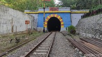 Pada tahun 70-an, masyarakat tidak berani melintas sendirian ke terowongan Lampegan. Sebabnya, beredar mitos Nyi Sadea dan banyaknya orang yang mengaku melihat sosok yang diduga Nyi Sadea. Namun sekarang, masyarakat sudah tak begitu takut untuk melintas terowongan tersebut saat tak ada kereta. (Ismet Selamet/detikTravel)