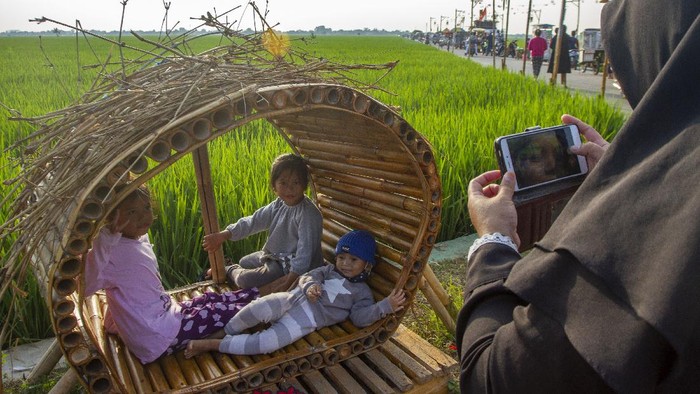 Foto udara suasana destinasi wisata Tegalan di Kampung Karang Tengah, Plawad, Karawang, Jawa Barat, Sabtu (28/8/2021). Destinasi wisata hasil swadaya masyarakat dan Karang Taruna tersebut menyajikan pemandangan lahan persawahan yang sekaligus menjadi tempat promosi dan dan penjualan produk UMKM sebagai upaya pengembangan desa wisata. ANTARA FOTO/M Ibnu Chazar/aww.