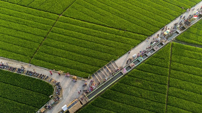 Foto udara suasana destinasi wisata Tegalan di Kampung Karang Tengah, Plawad, Karawang, Jawa Barat, Sabtu (28/8/2021). Destinasi wisata hasil swadaya masyarakat dan Karang Taruna tersebut menyajikan pemandangan lahan persawahan yang sekaligus menjadi tempat promosi dan dan penjualan produk UMKM sebagai upaya pengembangan desa wisata. ANTARA FOTO/M Ibnu Chazar/aww.