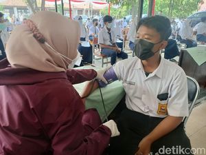 Karawang Zona Kuning, Ribuan Siswa SMP Divaksinasi Massal