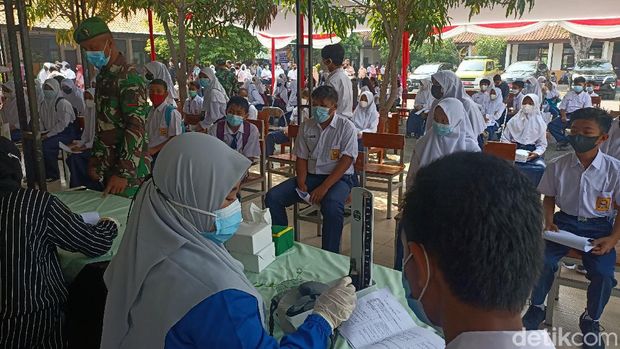 Vaksinasi Siswa Karawang