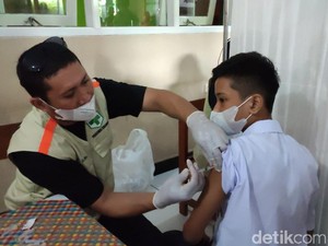 Persiapan PTM, Para Siswa SMP di Ciamis Divaksinasi Covid-19