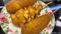 Terdapat pilihan rasa mozarella, potato & cheese, serta cheese & fishcake. Paling enak menikmati corn dog hangat-hangat.
