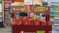 Jangan lupa beli stok mie instan kalau belanja ke sini. Ada beragam mie instan produk Korea dan Jepang di sini.