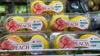 Dari jejeran buah juga ada peach asli Korea yang menggugah selera. Harganya sekitar Rp 150 ribu untuk isi dua.