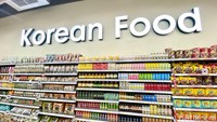 Salah satu keunikannya adalah kehadiran Korean Food dimana kamu bisa menemukan banyak produk makanan impor Korea Selatan.