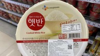 Orang Korea terkenal doyan makan nasi instan. Cara mengolahnya gampang, tinggal dipanaskan di microwave atau direbus 10 menit.