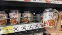 Ini adalah produk tteokbokki instan halal yang tinggal diseduh. Harganya Rp 34.400 per buah.