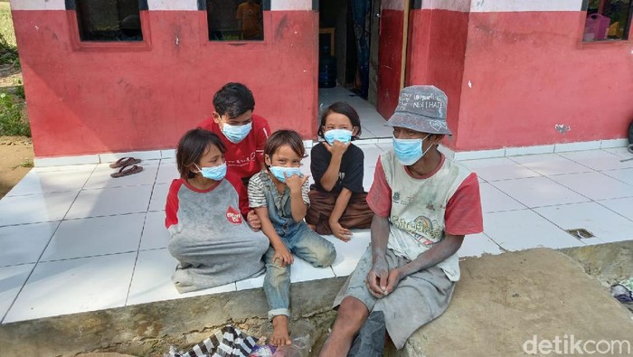 Viral Kisah Bapak Cari Seragam Bekas di Sekolah