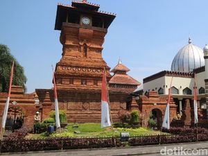 Wisata Religi di Kudus Diperbolehkan Buka, Asal...