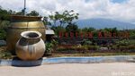 Foto Desa Wisata Ini Punya Ikon Gentong Raksasa!