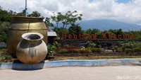 Dari 37 RT di Desa Kaligentong, terdapat 15 RT yang memiliki kelompok kesenian. Mulai dari seni tari jathilan, reog, gedruk, rodat, hingga kelompok musik kesenian jawa yakni karawitan, campursari hingga grup band. (Ragil Ajiyanto/detikTravel)