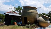Ikon gentong raksasa yang dimiliki desa. Di Agro Eko Wisata ini, berbagai kesenian dari desa wisata Kaligentong ditampilkan dalam berbagai event yang digelar. Seperti event Gentong Kencono Fair, tradisi bersih desa maupun event rutin di tiap akhir pekan. (Ragil Ajiyanto/detikTravel)