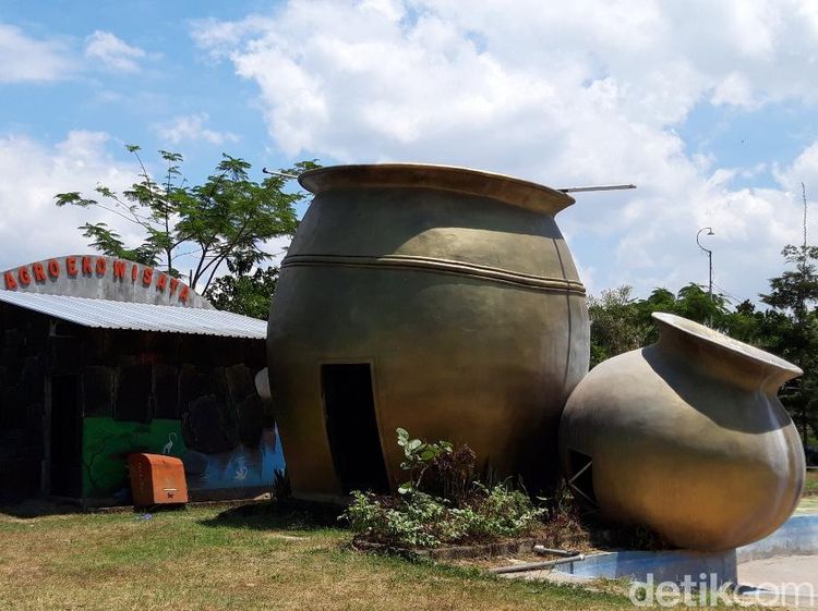 Foto Desa Wisata Ini Punya Ikon Gentong Raksasa!