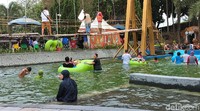 Salah satu objek wisata yang jadi tujuan para wisatawan adalah Taman Air Sabda Alam. Ratusan wisatawan berwisata di tempat ini.