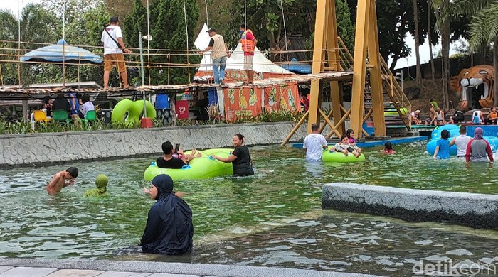 Akhir Pekan, Objek Wisata di Garut Diserbu Wisatawan Objek wisata Cipanas di Garut ramai didatangi wisatawan. Guna cegah virus Corona, wisatawan yang datang diminta tunjukkan bukti vaksin dan surat bebas COVID-19.