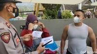 Guna mencegah penyebaran virus Corona, wisatawan yang datang dicek bukti vaksin dan surat bebas COVID-19 oleh petugas. 