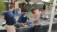 Minggu (29/8/2021) pagi, petugas Satgas COVID-19 tingkat Kecamatan Tarogong Kaler melakukan pemantauan ke lokasi wisata Cipanas. Hasil pengecekan petugas, sejumlah tempat berenang yang ada di Cipanas mulai didatangi oleh wisatawan. 