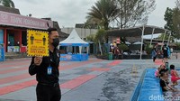Untuk mengantisipasi penyebaran virus COVID-19, petugas melakukan pengecekan wisatawan. Setiap wisatawan yang datang diminta untuk menunjukan surat bebas COVID-19.