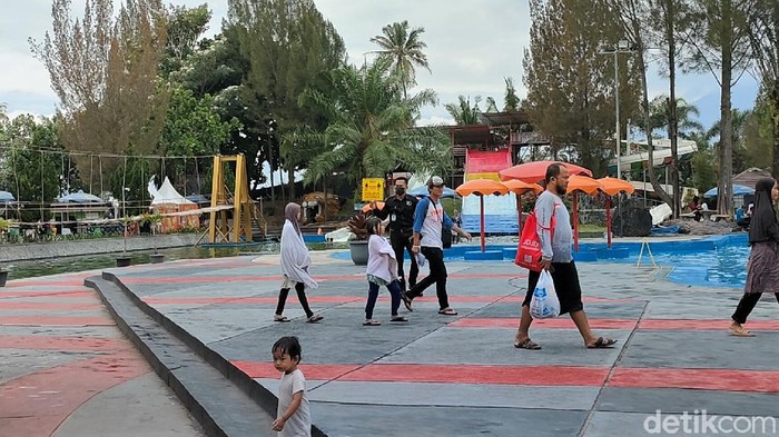 Akhir Pekan, Objek Wisata di Garut Diserbu Wisatawan Objek wisata Cipanas di Garut ramai didatangi wisatawan. Guna cegah virus Corona, wisatawan yang datang diminta tunjukkan bukti vaksin dan surat bebas COVID-19.
